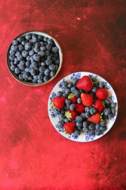 Kırmızı desenli yaz meyveleri ve fotokopi alanı. Taze konsept yemek. 