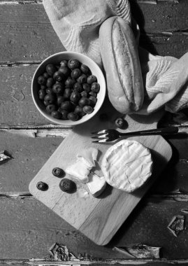 Tahtadaki yaban mersini ve peynirle hayat devam ediyor. Masada taze yemek. Fransız mutfağı.. 