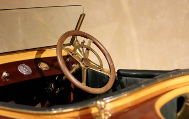 Eski arabanın direksiyon simidi, yakın çekim fotoğrafı..