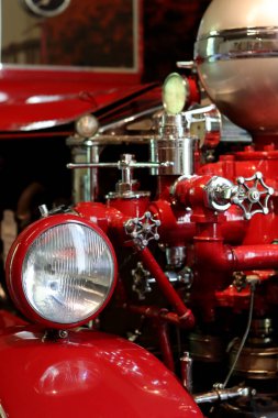 Klasik itfaiye arabası detaylı fotoğrafı. Güzel kırmızı araç. Yakın çekim.. 