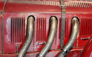 Kırmızı antika araba detaylı fotoğraf. Eski moda aracın yakın plan fotoğrafı.. 