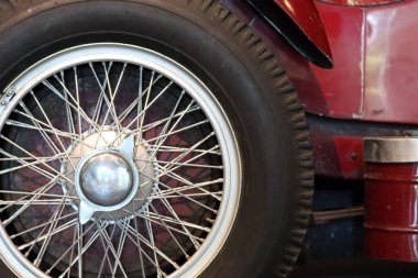 Retro arabanın tekeri yakın çekim fotoğrafı. Antika otomobil çarkı. 