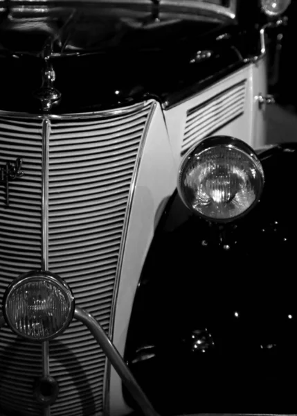 Eski Bir Arabanın Siyah Beyaz Fotoğrafı Kulak Lambası Radyatör Dikiz — Stok fotoğraf