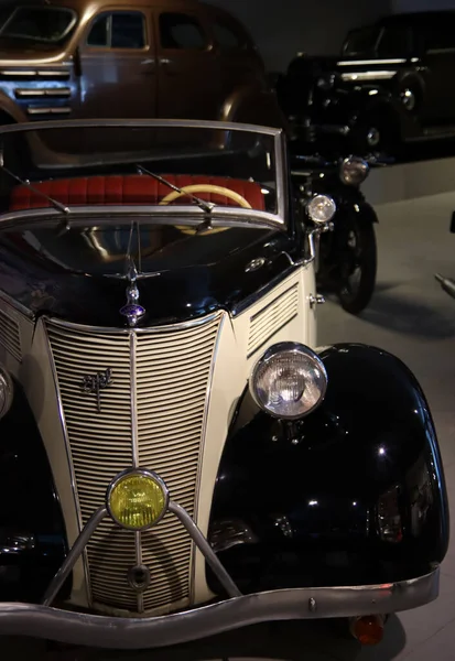 Eski Model Araba Yakın Plan Fotoğraf Retro Motorlu Aracın Güzel — Stok fotoğraf