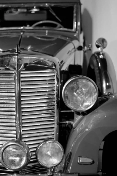 Black White Photo Vintage Car Headlamp Radiator Rear View Mirror — Stok fotoğraf