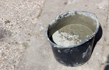 Kova dolusu beton. Ev yenileme konsepti. 