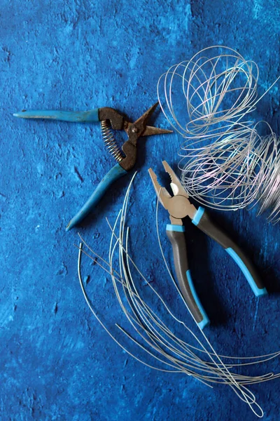 Filo Acciaio Pinze Blu Foto Vicino Strumenti Artigianali Tavolo Lavoro — Foto Stock