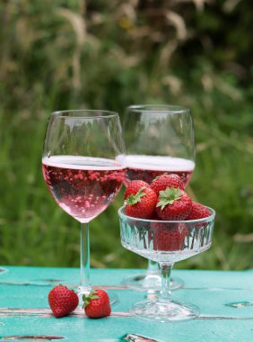 Parkta romantik bir randevu. Masada kokteyl bardakları. Yenileme konsepti. 