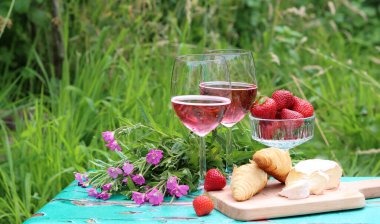 Bahçe masasında ferahlatıcı yaz kokteylleri. Bardakların fotoğrafını çeşitli içkilerle kapat. Bahçede parti. 