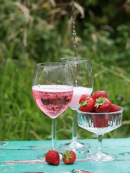 Two Glasses Rose Sparkling Wine Strawberry Table Romantic Picnic Outdoors — ストック写真