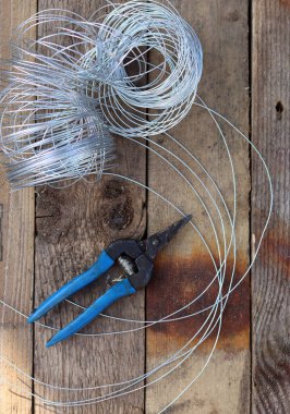 İnşaat işçisi ekipmanları fotoğrafı kapatıyor. Çelik tel, kerpeten, çelik parmaklıklar.. 