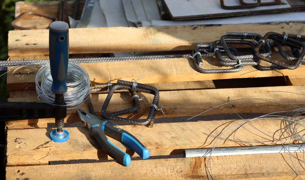 Nşaat Işçisi Ekipmanları Fotoğrafı Kapatıyor Çelik Tel Kerpeten Çelik Parmaklıklar — Stok fotoğraf