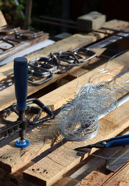 Nşaat Işçisi Ekipmanları Fotoğrafı Kapatıyor Çelik Tel Kerpeten Çelik Parmaklıklar — Stok fotoğraf