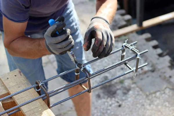 Feche Foto Homem Segurando Alicate Homem Trabalha Com Aço Reforço — Fotografia de Stock