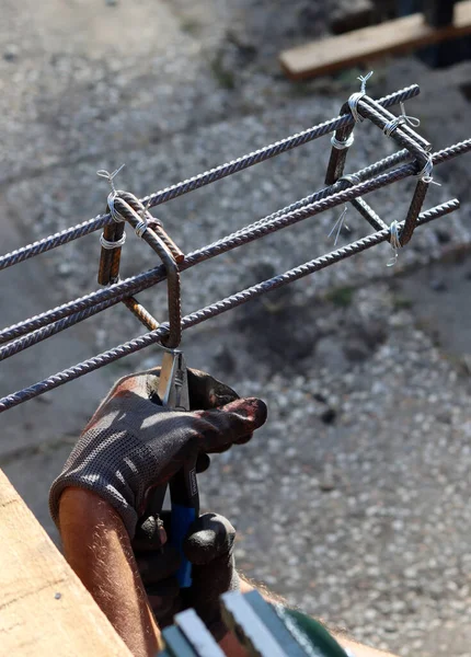 Mão Segurando Aço Reforço Trabalhador Construção Profissional Feche Foto Das — Fotografia de Stock