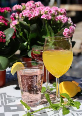 Parkta romantik bir randevu. Masada kokteyl bardakları. Yenileme konsepti. 