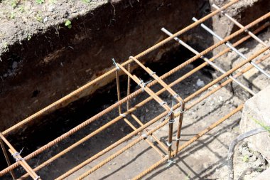 Çelik çerçeveyi güçlendirin, yakın plan fotoğraf. Ayrıntılı inşaat projesi. 