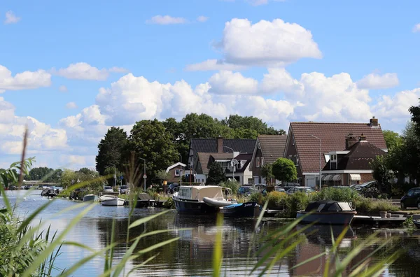 Dutch Town River Wooden Houses Boats Water Green Trees Cloudy — Stok fotoğraf