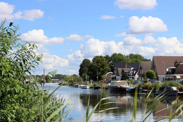 Dutch Town River Wooden Houses Boats Water Green Trees Cloudy — Stok fotoğraf