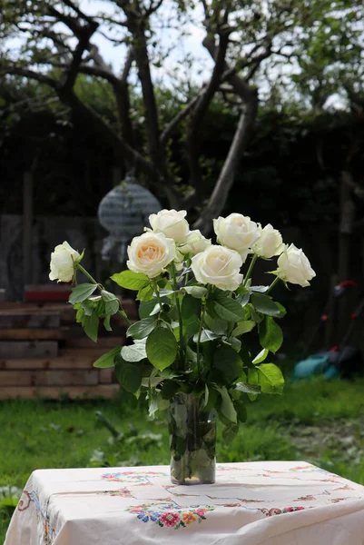 Bouquet White Roses Garden Table Simple Composition Still Life Flowers — Stok fotoğraf