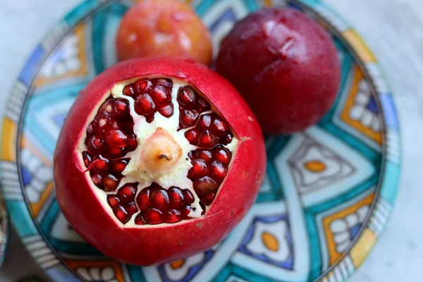 Granaatappel Close Foto Prachtig Rood Fruit Een Blauwe Keramische Plaat — Stockfoto