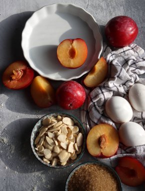 Erikli turta işleniyor. Masadaki taze malzemeler. Eriklerin, bademlerin, demerara şekerinin ve yumurtaların en iyi görüntüsü. Tatlı kek malzemeleri kapanıyor.. 