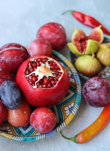 Bodegón Colorido Con Fruta Fresca Granada Cerca Foto Comida Israelí — Foto de Stock