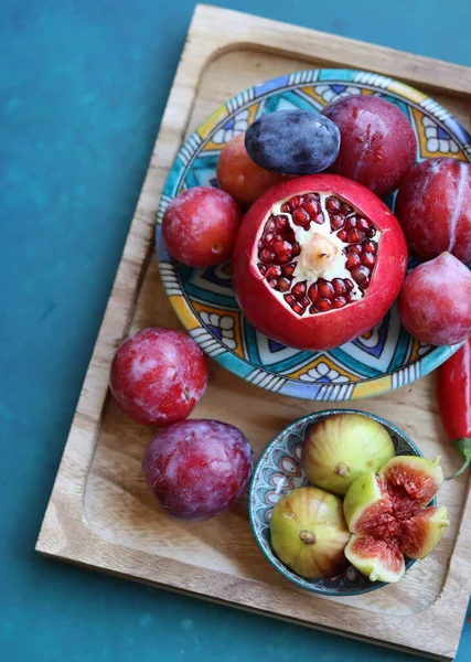 Fruits Méditerranéens Frais Sur Une Assiette Céramique Bleue Nature Morte — Photo