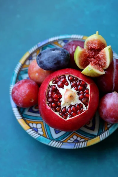 Grenade Gros Plan Photo Beau Fruit Rouge Sur Une Assiette — Photo