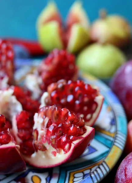 Pomegranate Close Photo Beautiful Red Fruit Blue Ceramic Plate Mediterranean — Stock Photo, Image