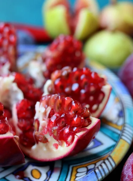 Grenade Gros Plan Photo Beau Fruit Rouge Sur Une Assiette — Photo