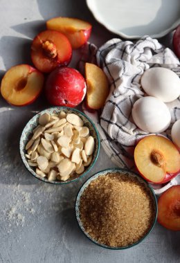 Erikli turta işleniyor. Masadaki taze malzemeler. Eriklerin, bademlerin, demerara şekerinin ve yumurtaların en iyi görüntüsü. Tatlı kek malzemeleri kapanıyor.. 