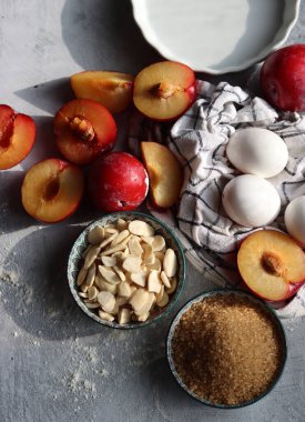 Erikli turta işleniyor. Masadaki taze malzemeler. Eriklerin, bademlerin, demerara şekerinin ve yumurtaların en iyi görüntüsü. Tatlı kek malzemeleri kapanıyor.. 