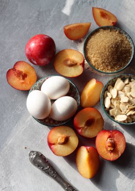 Erikli turta işleniyor. Masadaki taze malzemeler. Eriklerin, bademlerin, demerara şekerinin ve yumurtaların en iyi görüntüsü. Tatlı kek malzemeleri kapanıyor.. 