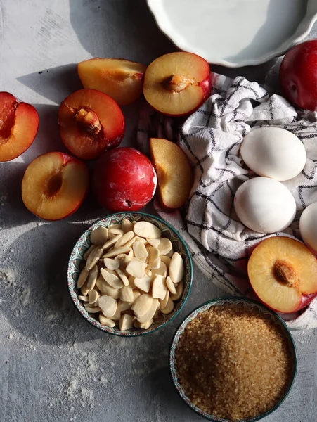 Süße Kuchenzutaten Auf Einem Tisch Nahaufnahme Foto Von Pflaumen Eiern — Stockfoto