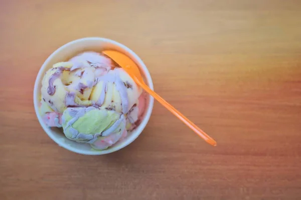 Helado Una Mesa Madera — Foto de Stock