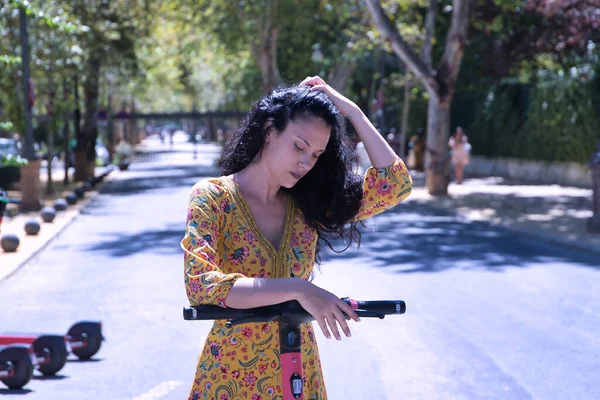 Взрослая Латиноамериканка Средних Лет Черными Вьющимися Волосами Красочном Наряде Опирающаяся — стоковое фото