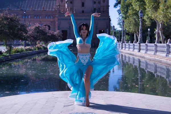Μεσήλικη Ισπανίδα Τιρκουάζ Φόρεμα Στρας Σηκώνει Φόρεμά Της Ενώ Χορεύει — Φωτογραφία Αρχείου