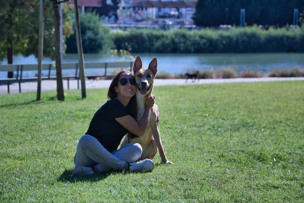 Mujer Hispana Mediana Edad Sentada Césped Abrazando Perro Mestizo Moreno — Foto de Stock