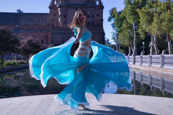 Μεσήλικη Ισπανίδα Τιρκουάζ Φόρεμα Στρας Στροβιλίζεται Κρατώντας Φόρεμά Της Ενώ — Φωτογραφία Αρχείου