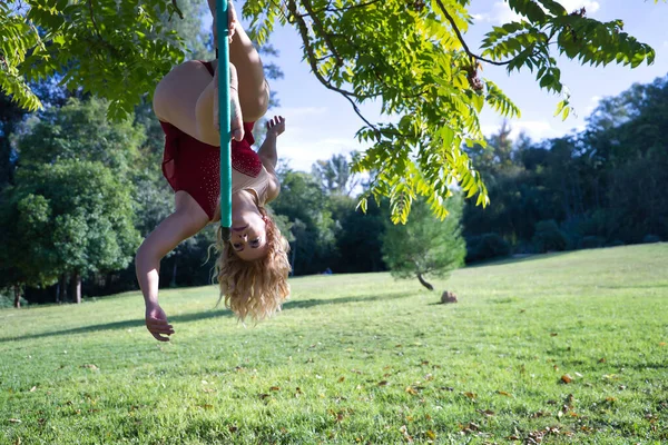 Молодая Блондинка Красном Платье Вечеринки Тренирующаяся Воздушном Обруче Свисающем Дерева — стоковое фото