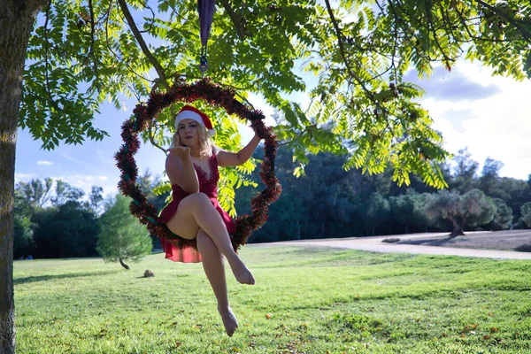 Jonge Blonde Vrouw Een Rode Feestjurk Een Kerstman Hoed Zittend — Stockfoto