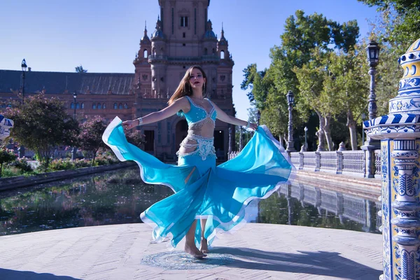 Mujer Hispana Mediana Edad Vestido Turquesa Con Pedrería Girando Sosteniendo — Foto de Stock