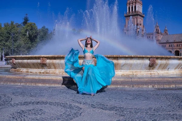 Μεσήλικη Ισπανόφωνη Γυναίκα Τυρκουάζ Κοστούμι Και Στρας Χορεύει Χορό Κοιλιά — Φωτογραφία Αρχείου