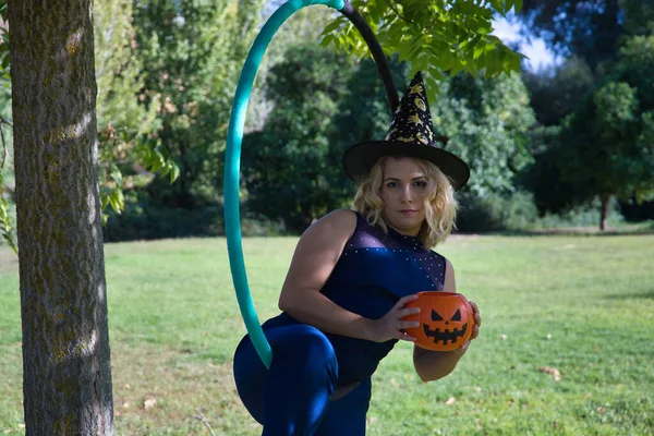 Retrato Una Joven Rubia Con Sombrero Bruja Una Calabaza Mano — Foto de Stock