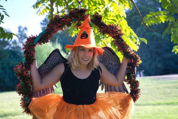 Retrato Una Joven Rubia Con Sombrero Naranja Una Falda Con — Foto de Stock