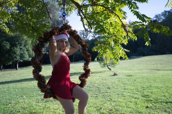 Jonge Blonde Vrouw Een Rode Feestjurk Een Kerstman Hoed Zittend — Stockfoto