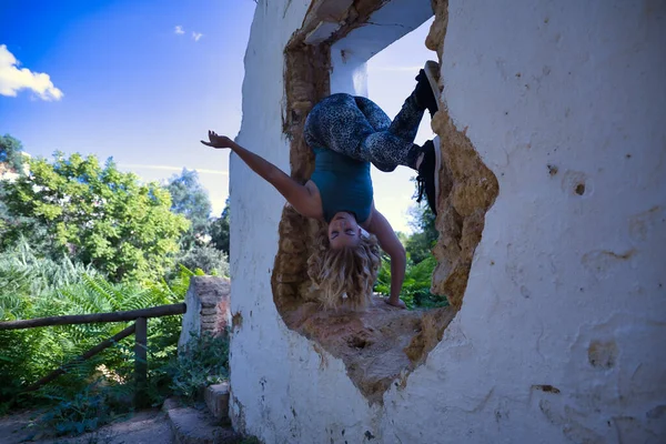 Young Blonde Woman Sportswear Exercising Upside Window Dilapidated Building Concept — Stock Photo, Image