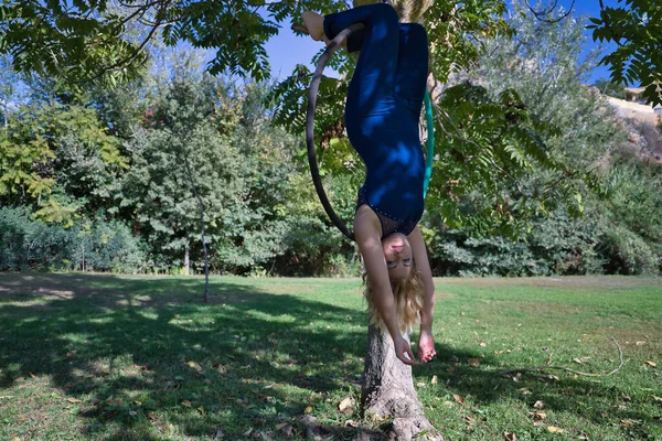 Junge Blonde Frau Blauen Anzug Die Kopfüber Einem Aero Hoop — Stockfoto