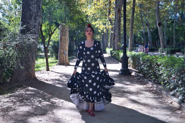 Genç Bayan Flamenko Sanatçısı Esmer Spanyol Tipik Beyaz Benekli Siyah — Stok fotoğraf